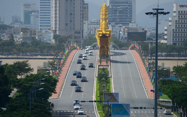 Đo&agrave;n xe của tổng thống Mỹ di chuyển tr&ecirc;n đường phố Đ&agrave; Nẵng.