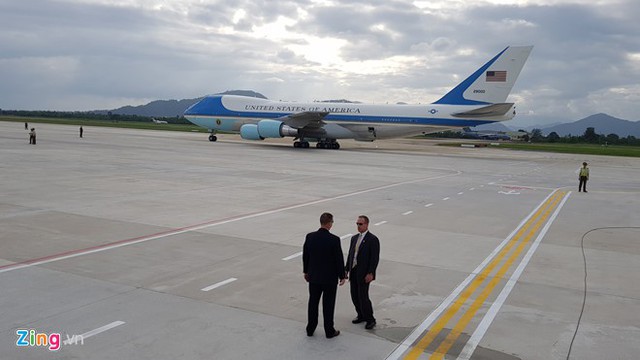 Mật vụ Mỹ đứng xung quanh chiếc Air Force One đang đỗ tại sân bay Đà Nẵng.