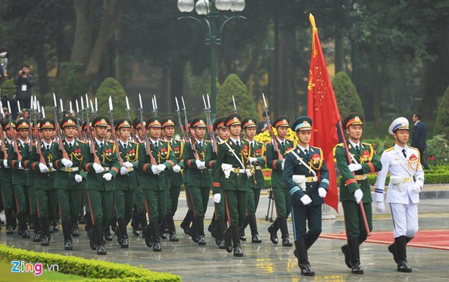 8h40, Đội danh dự Quân đội Nhân dân Việt Nam tiến vào vị trí trong sân Phủ Chủ tịch. Ảnh: Hoàng Hà.