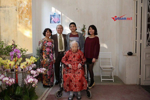Cụ Hoàng Thị Minh Hồ chụp ảnh cùng con cháu dịp Tết 2017. Ảnh: Gia đình cung cấp