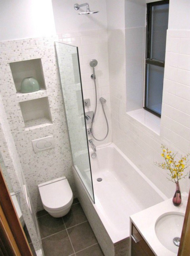Hay thậm chí chỉ cần một vách ngăn giữa bồn tắm và vị trí đặt bồn cầu cũng đem lại nét đẹp và hiện đại cho nhà vệ sinh.