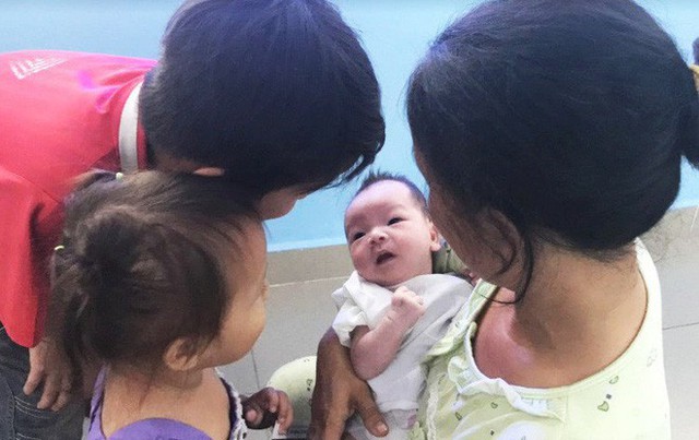 Sau thời gian được BV chăm s&oacute;c, b&eacute; trai sơ sinh đ&atilde; khỏe mạnh.