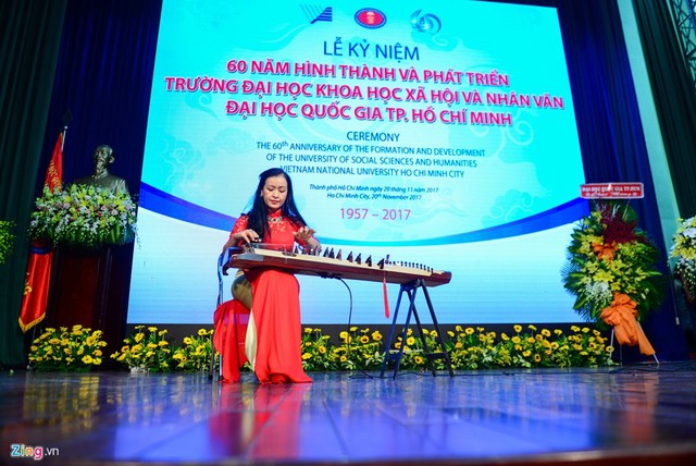 NSƯT Nguyễn Hải Phượng là một trong 60 cựu sinh viên tiêu biểu được bình trường bình chọn tham gia tiết mục đàn tranh với ca khúc Xuân quê hương.
