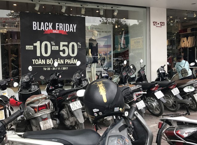 Trong đó, rất nhiều cửa hàng quyết định giảm giá sớm và thời gian kéo dài tới 5 ngày liên tiếp nhân dịp Black Friday