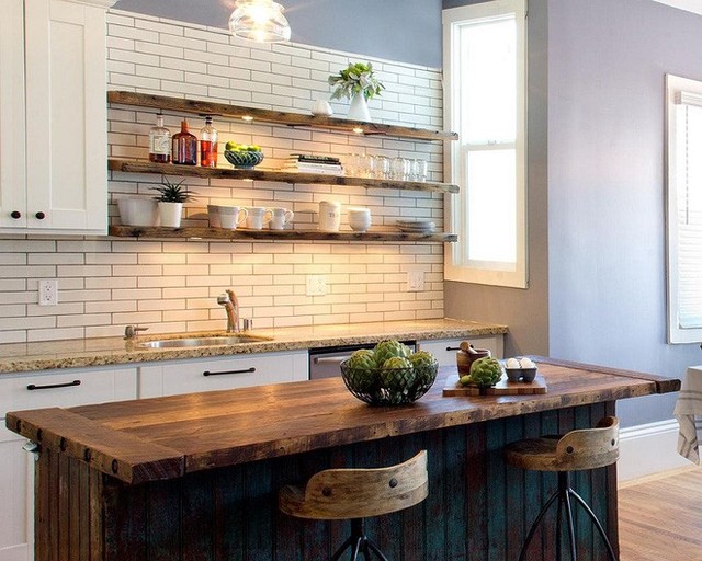 Nếu bạn yêu thích sự tinh tế thì trên những giá gỗ bạn có thể gắn thêm những bóng chèn chiếu sáng cỡ nhỏ. Phòng bếp của bạn sẽ trông lung linh và ấm áp hơn nhiều đấy.