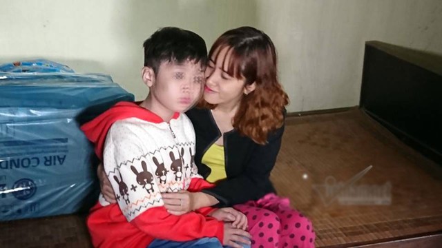 Người mẹ mừng vui khi đón được con về. Ảnh: Đoàn Bổng