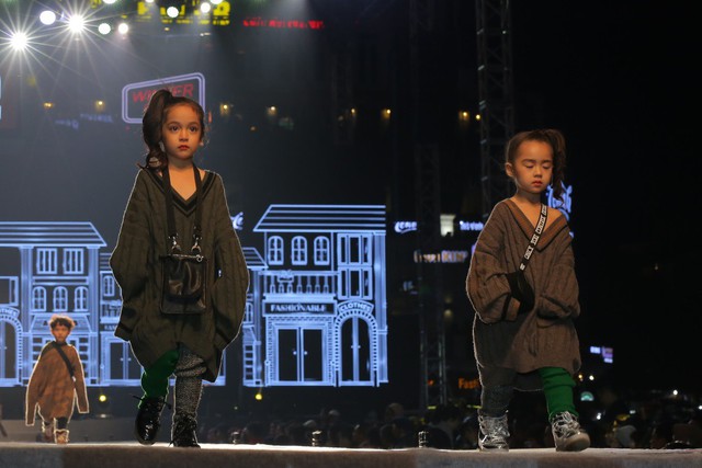 Bộ sưu tập “Urban Cool” kể về câu chuyện của sự giao thoa giữa quá khứ và hiện đại, được khơi nguồn cảm hứng từ sự hồi sinh của xu hướng thời trang thập niên 80, 90 với chủ nghĩa tối giản cùng trào lưu thời trang, âm nhạc đường phố, tạo ra phong trào thanh niên đậm chất “Grunge”, “Tomboyish” mang tính biểu tượng nhất của thập kỷ này.