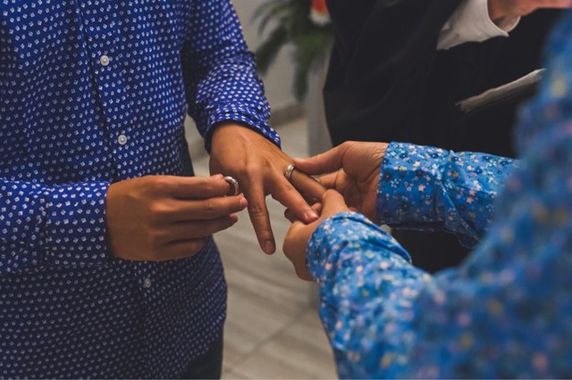 Cả hai trao nhẫn cho nhau...