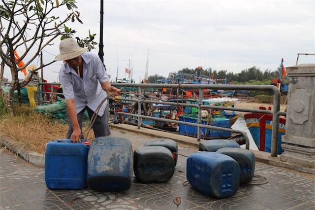 Ngư d&acirc;n n&agrave;y sẽ sử dụng c&aacute;c can nước chứa đầy nước v&agrave; chằng l&ecirc;n m&aacute;i nh&agrave;.