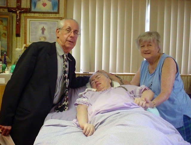 B&aacute;c sĩ Chaykin thăm Edwarda v&agrave;o năm 2006. (Ảnh: Internet)