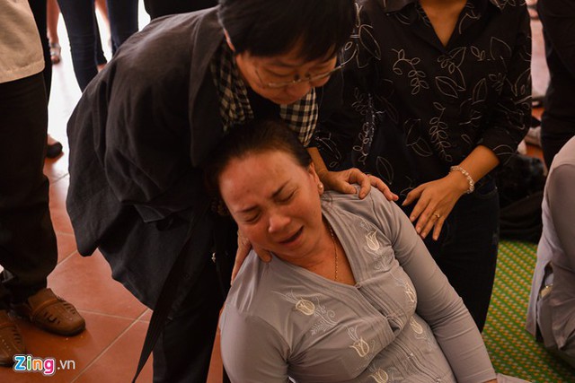 Trong khi đó mẹ nam diễn viên khóc nức nở và ngất xỉu trước giờ đưa tiễn con trai. Nỗi đau mất con quá lớn khiến bà không thể đứng vững.