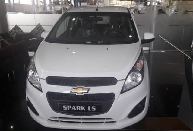 Chevrolet Spark vượt mặt Kia Morning, trở thành ô tô hạng A rẻ nhất Việt Nam.