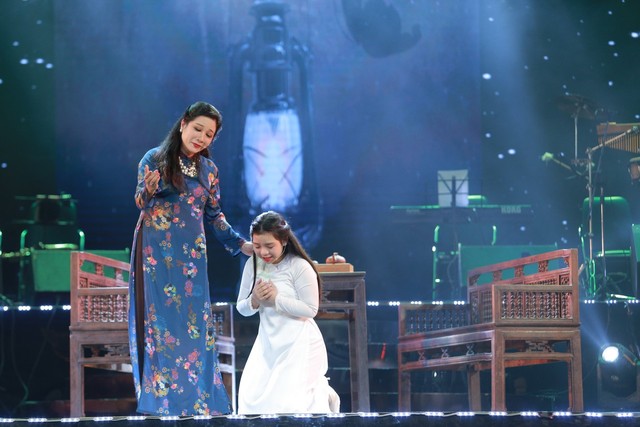 Chương trình góp thêm một nghệ sĩ gạo cội nữa là Thanh Thanh Hiền. Chị khoe chất giọng ngọt ngào cùng con gái Thái Phương