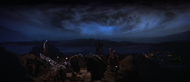 Cảnh đám mây đen giận dữ trong “Raiders of the Lost Ark” (1981) khiến nhiều người sởn da gà.