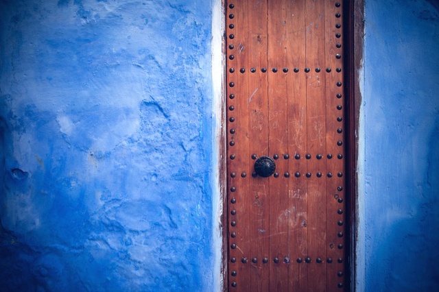 Cánh cửa nhỏ bé đầy bí ẩn.