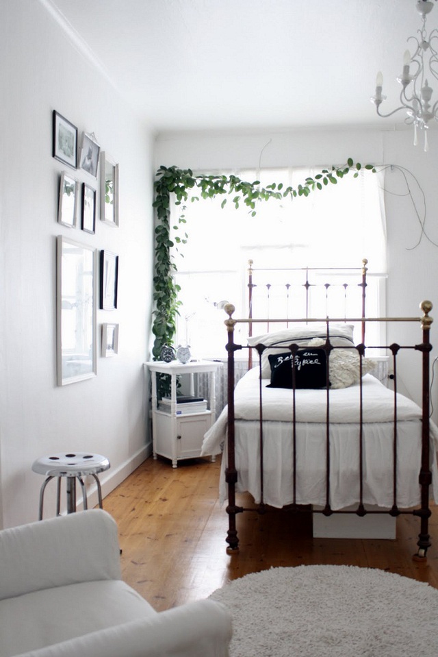 Đặc biệt, việc lựa chọn bất kì món đồ gì đặt trong phòng ngủ đều khiến chúng cực nổi bật trên màu nền trắng.