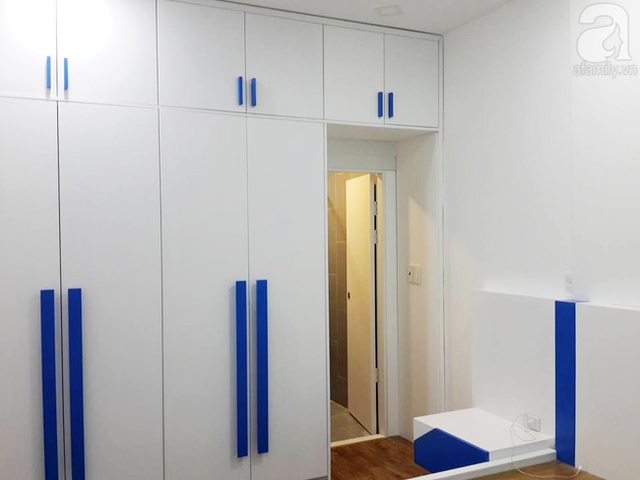 Hệ tủ quần áo cao sát tường giúp căn phòng dù nhỏ nhưng có không gian lưu trữ khủng.