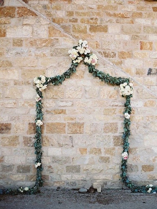 Hãy tạo hình cho bức tường trống tron của bạn bằng những dải hoa hay lá cây theo hình vòm, hình chữ nhật, hình đối xứng... Đơn giản nhưng rất nhã nhặn và tinh tế.