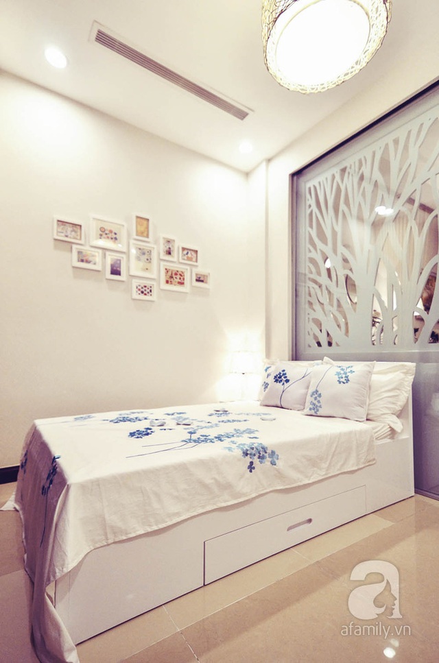 Phòng ngủ thanh lịch với bức tường kính và mảng trang trí gỗ. Để tăng thêm không gian lưu trữ, gầm giường cũng được gia cố thêm ngăn kéo.