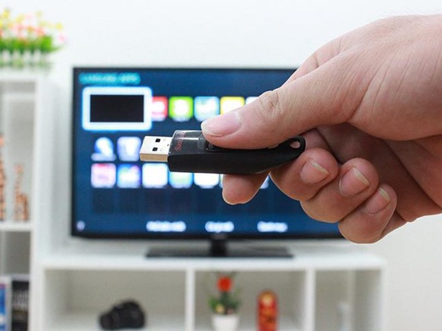 Sao lưu dữ liệu từ USB sang Tivi: Với một số dòng Smart tivi TCL 2016 như TCL Z2, TCL C1... bạn có thể chép nội dung từ USB lên tivi hoặc ngược lại, chép từ tivi vào USB. . Ảnh: Techgu.