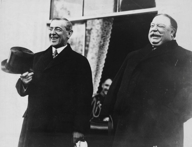 
Tân Tổng thống Woodrow Wilson và Tổng thống Taft đứng cười vui vẻ tại Nhà Trắng trước khi đến lễ nhậm chức vào năm 1913.
