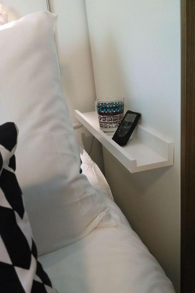 Một chiếc kệ gắn tường nhỏ nhắn, nơi bạn đặt điện thoại, điều khiển tivi, điều hòa.
