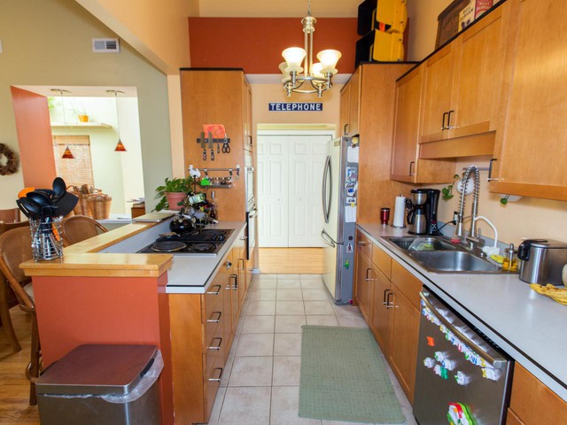 Toàn bộ phòng bếp cũ là hệ thống tủ bao quanh dẫn đến cảm giác bí bách, hơn nữa gam màu vàng cam của tủ gỗ khiến cho phòng bếp càng thêm nóng nực.