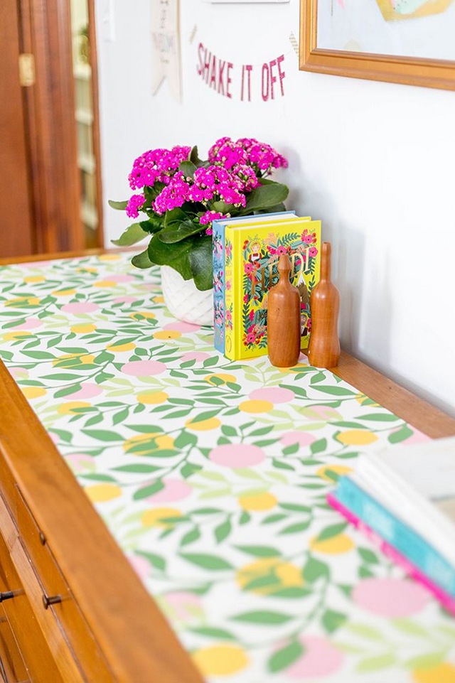 Mặt bàn có thể dùng vải họa tiết hoa lá sặc sỡ để làm khăn trải bàn giúp bớt đi sự đơn điệu và tẻ nhạt.