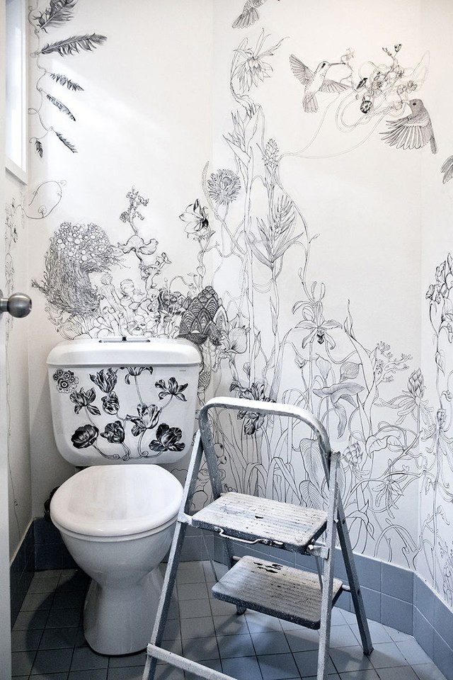 Không gian nhà vệ sinh nhỏ thêm xinh yêu, bắt mắt nhờ nét vẽ nghệ thuật.