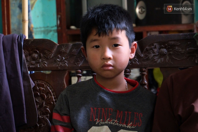 Nghe tin bố bị đ&acirc;m thấu phổi, b&eacute; Thi&ecirc;n Ph&uacute;, con trai thứ 2 của anh Sơn l&uacute;c n&agrave;o cũng buồn rầu.