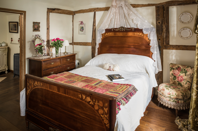Hai phòng ngủ đôi cỡ lớn đều có những thanh dầm chạy quanh các góc nhà. Nội thất đều rất vintage với họa tiết hoa hay màu thổ cẩm mộc mạc.