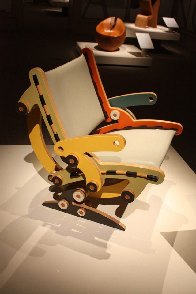 Lấy cảm hứng từ toán học, âm nhạc và các dãy Fibonacci, nhà thiết kế Kenneth Smythe đã tạo ra một chiếc ghế rất thú vị gọi là Synergistic Synthesis. Từng chi tiết của chiếc ghế được làm ra từ gỗ bạch dương Phần Lan xếp chồng lên nhau. Tất cả các chi tiết này đều được làm bằng tay.