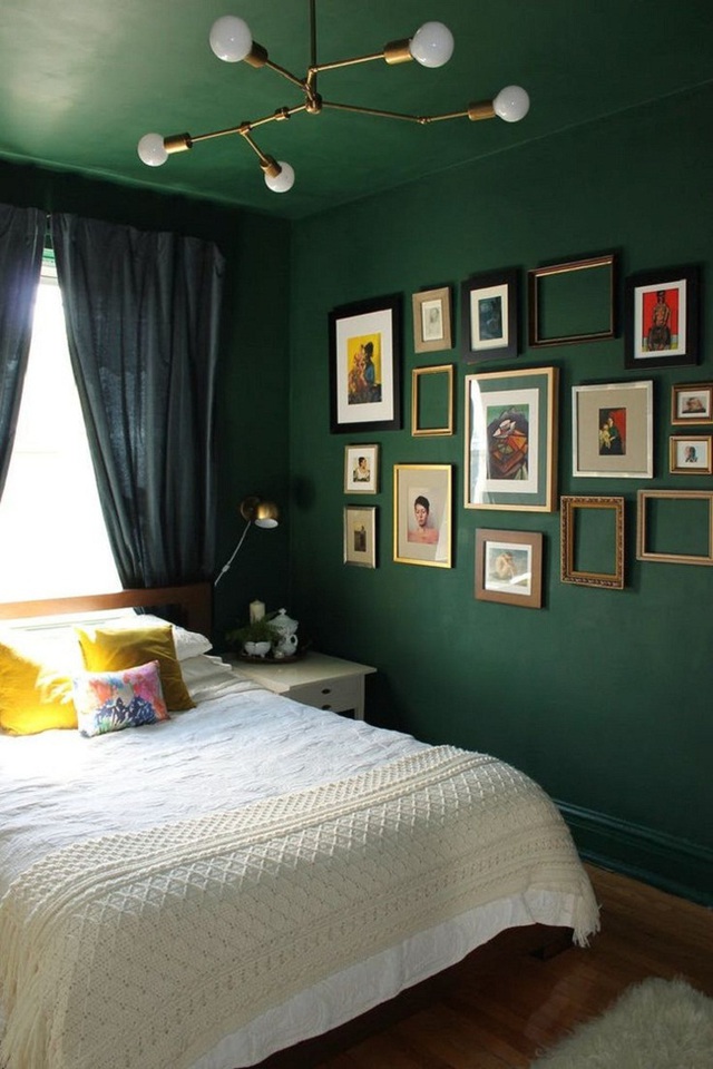 Căn phòng ngủ đầy ấn tượng với gam màu xanh lá sẫm, mang đến vẻ đẹp sang trọng, phong cách.
