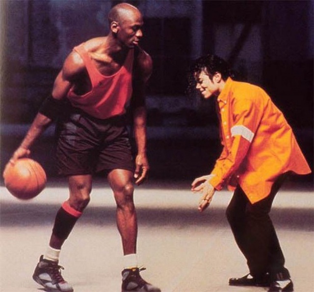 
Sự thật l&agrave; Michael Jordan v&agrave; Michael Jackson c&oacute; quen biết m&agrave;. Họ c&ograve;n chơi b&oacute;ng rổ c&ugrave;ng nhau năm 1992 đ&acirc;y.
