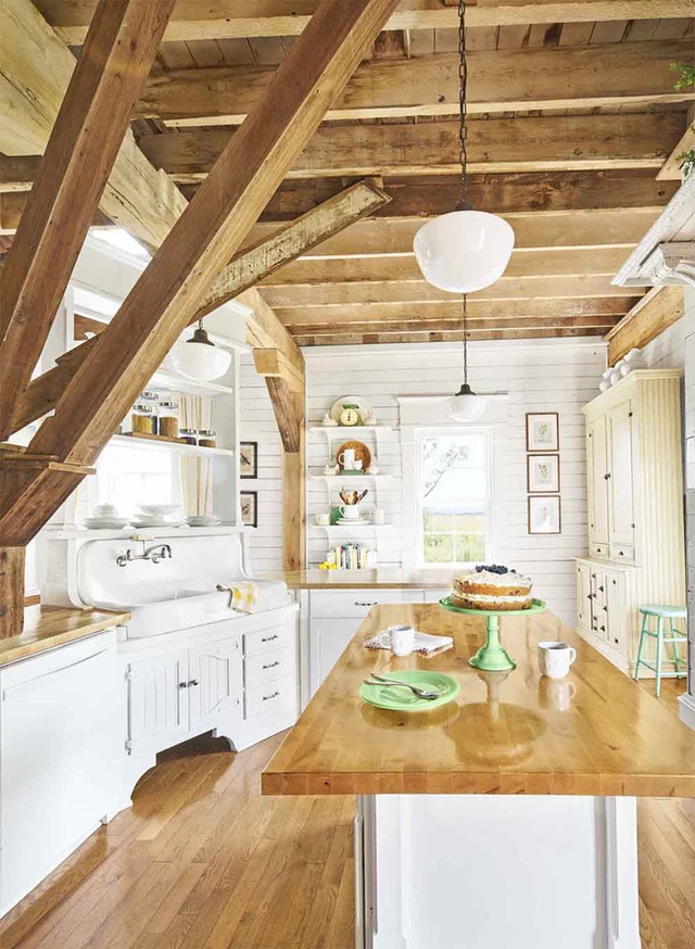 7. Những chiếc dầm gỗ và đảo bếp mặt gỗ giúp tăng cảm giác gần gũi thiên nhiên cho phòng bếp này.