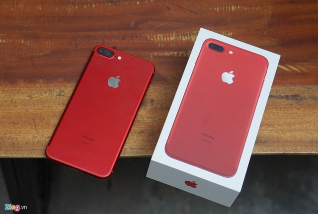
Hiện tại, số lượng iPhone 7, 7 Plus màu đỏ về Việt Nam chưa nhiều. Các đại lý lớn cho biết máy chính hãng sẽ về nước cuối tháng 4.
