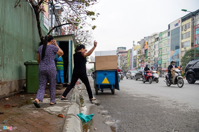 
Nhiều người đi bộ đến đoạn này phải nhảy xuống lòng đường.
