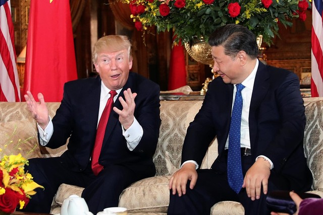 
Tổng thống Mỹ Donald Trump trò chuyện cùng Chủ tịch Trung Quốc Tập Cận Bình. Từ cuộc tranh cử tổng thống, ông Trump đã nhiều lần chỉ trích về các vấn đề bao gồm thao túng tiền tệ, quân sự hóa Biển Đông. Tổng thống Mỹ cũng cho rằng Bắc Kinh đã thờ ơ trước các hành động của Triều Tiên, nước vừa tiến hành thử nghiệm tên lửa đạn đạo hôm 5/4.
