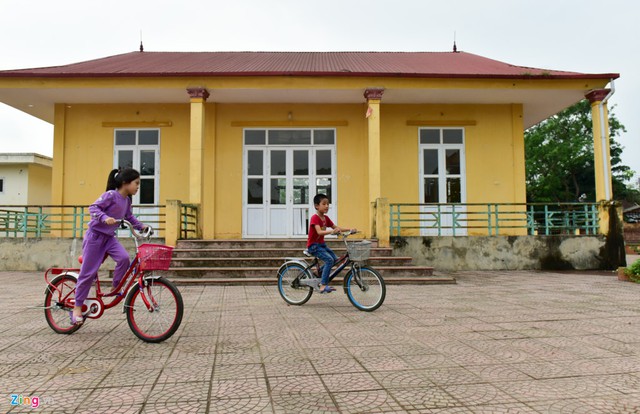 Nh&agrave; văn ho&aacute; th&ocirc;n Ho&agrave;nh, nơi giữ những c&aacute;n bộ, cảnh s&aacute;t cơ động, giờ đ&atilde; th&agrave;nh địa điểm vui chơi cho trẻ em. Xung quanh được qu&eacute;t dọn sạch sẽ.