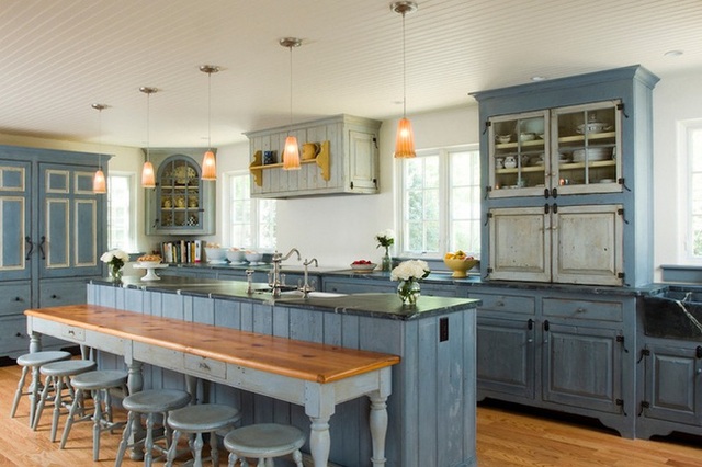 Trái lại với căn bếp phía trên, căn bếp này lại sơn tường màu trắng còn phủ sắc xanh biển đậm lên khắp tủ bếp, bàn, ghế. Tông màu xanh này không chỉ đẹp mà còn gợi nhớ đến hương vị biển vô cùng thư thái.
