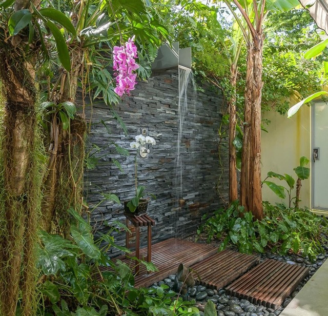 Kiểu nhà tắm ngoài trời này thường gắn liền với những yếu tố đặc trưng của thiên nhiên nhiệt đới như cây xanh, sỏi đá, gỗ.