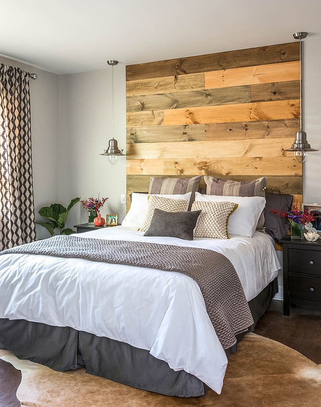 Không sử dụng quá nhiều gỗ, đơn giản chỉ là bảng đầu giường bằng gỗ tái chế kéo dài lên tận trần nhà nhưng cũng đủ tạo được hiệu ứng.