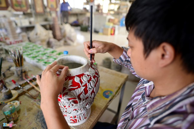 Hầu hết thợ trong các nhà xưởng của ông Trần Nhật Minh đều lành nghề, nhiều kinh nghiệm trong nghề gia công, chế tác đá quý.