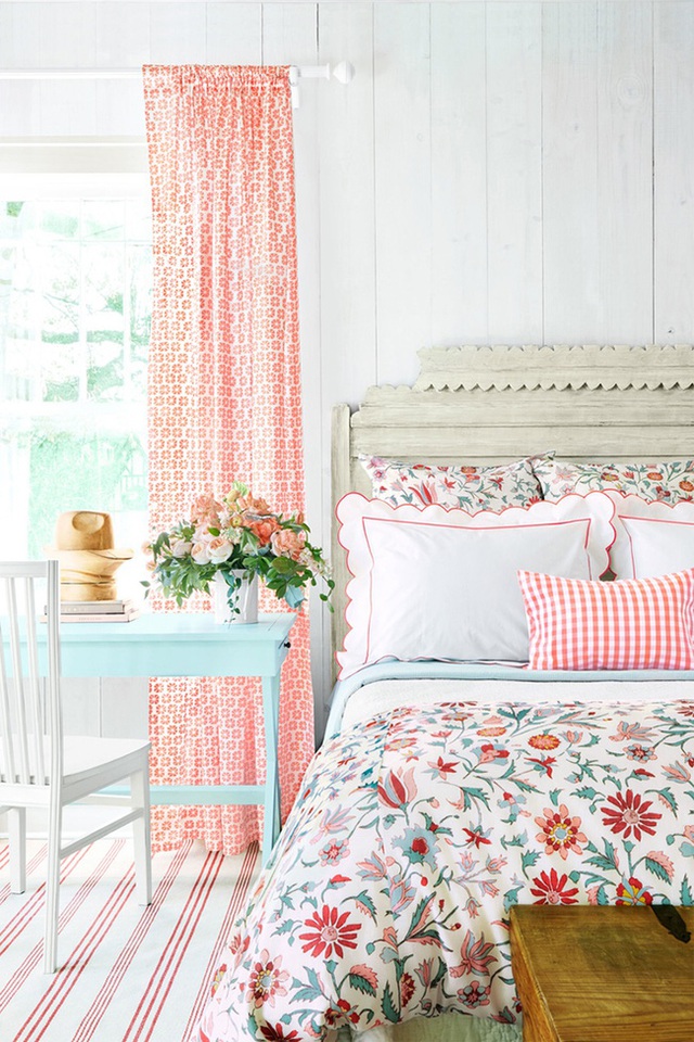 Rèm cửa, chăn gối với sắc màu họa tiết hoa lá mang đến cảm giác thoải mái và tươi mát cho những ngày hè.