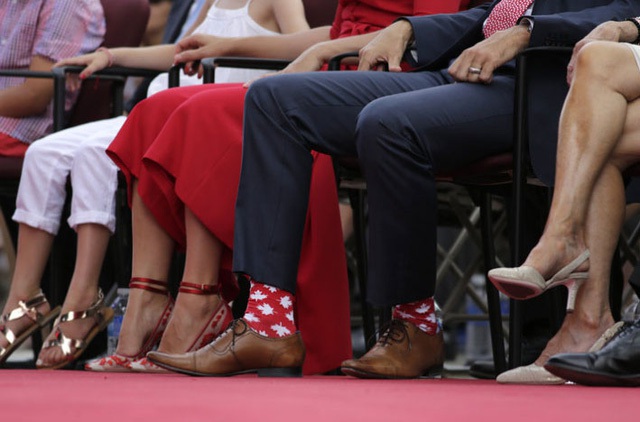 
Ông Trudeau ít nhất được nhìn thấy từng 2 lần đi đôi tất có họa tiết lá phong - biểu tượng của Canada.
