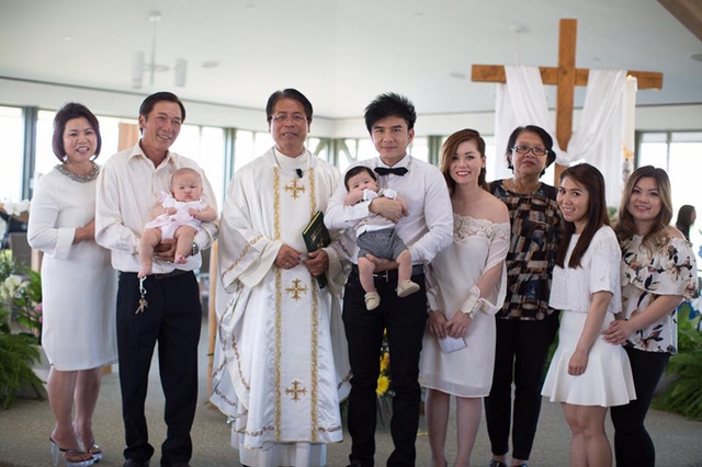 
Đông đảo gia đình và bạn bè thân thiết với vợ chồng Đan Trường đã có mặt trong ngày bé Thiên Từ làm lễ rửa tội.

