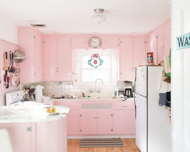 Tủ bếp màu hồng kết hợp với gam trắng tạo nét ngọt ngào, thanh lịch.