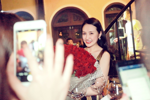 
B&agrave; x&atilde; Tuấn Hưng kh&ocirc;ng chỉ xinh đẹp m&agrave; c&ograve;n giỏi giang khi gặt h&aacute;i được th&agrave;nh c&ocirc;ng ở lĩnh vực kinh doanh ri&ecirc;ng.
