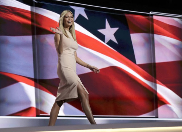 
Ivanka Trump, con gái kiêm trợ lý đặc biệt của Tổng thống Mỹ Donald Trump, bước đi trên sân khấu tại đại hội của đảng Cộng hòa ở Cleveland ngày 21.7.2016.
