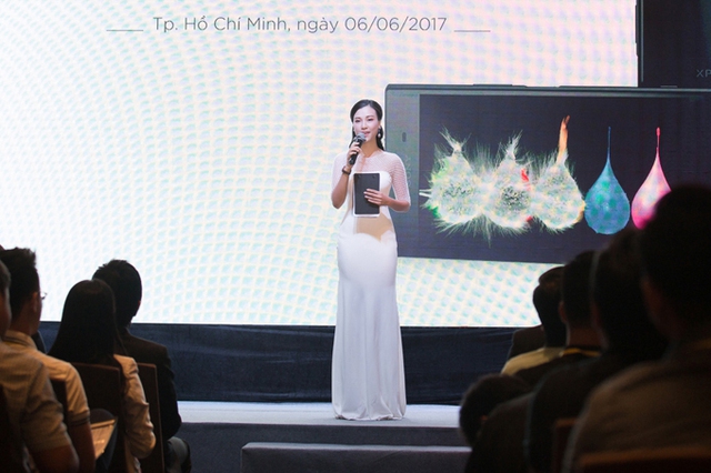 
Hoàng Oanh tự tin, duyên dáng trên sân khấu. Cô hiện là người dẫn chương trình Vietnam Idol Kids 2017.
